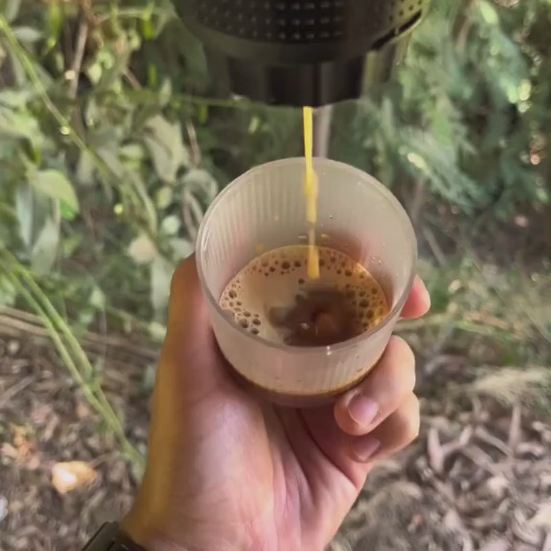 Charger la vidéo : &lt;p&gt;&quot;découvrez la cafetière portable qui vous suit de partout.Profitez d&#39;un café de qualité,oû que vous soyez. Commandez dès maintenant sur MokaMove.fr !&quot;&lt;/p&gt;